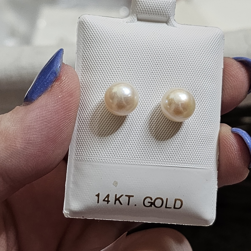 New. 14k large pearl earrings. Stamped 14k on backs and also on posts. Pearls me